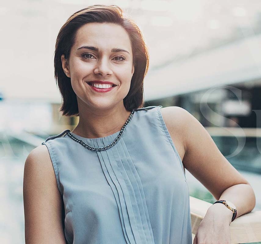 Mature woman leaning on a rail